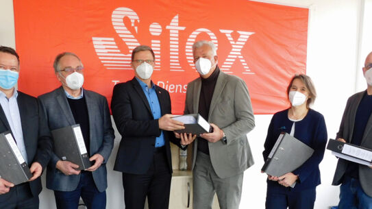 Firma Sitex übergibt Bauantrag an Bürgermeister Hanno Krause