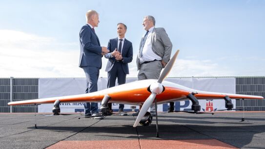 Flugdrohnen und Roboterhunde: Neue Arbeitsmethoden im dronePORT Hamburg